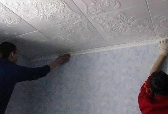 Приклеивание потолочной плитки