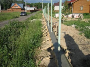Бетонирование фундамента для забора Бетонирование фундамента для забора