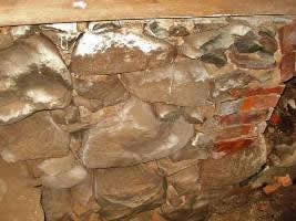 Фундамент дома выложен из валунов Фундамент дома выложен из валунов