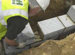 Укладка фундаментных блоков Укладка фундаментных блоков