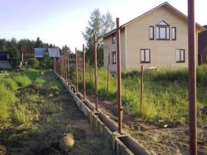 Забор из профнастила: технология, конструкция и материалы
