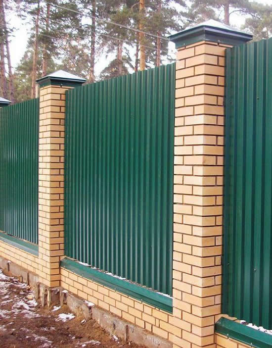 Забор из профнастила: технология, конструкция и материалы